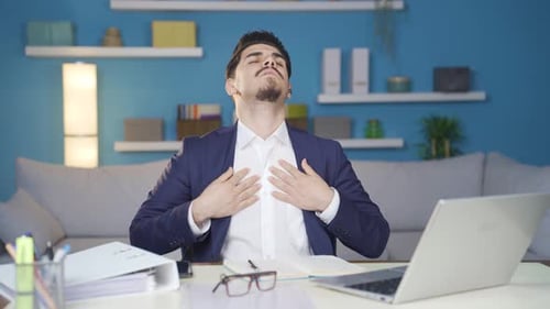 L'homme qui étouffe et transpire à la maison à cause de la chaleur de l'été.