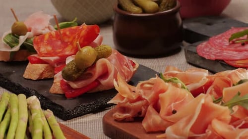 Restaurant italien ou espagnol proposant des tapas traditionnels, une cuisine espagnole de délicieuses tapas et du fromage