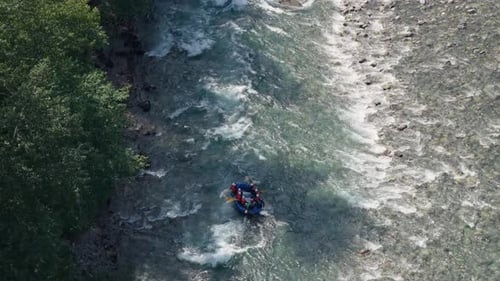 Luftaufnahme von Menschen beim Wildwasser-Rafting durch rasende Stromschnellen