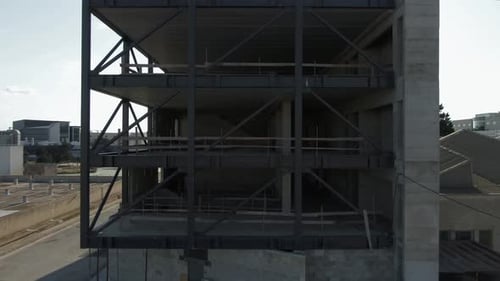 Desarrollo de viviendas, edificio inacabado y sitio de construcción sin personas. Pedestal aéreo levantado