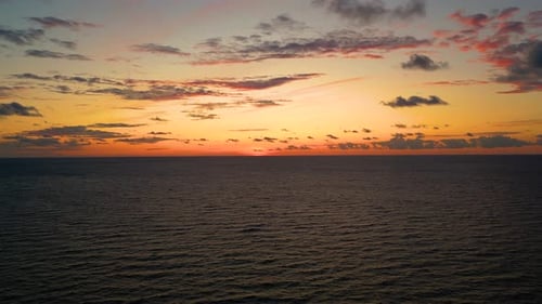 Dramatisch Sonnenuntergang am Meer. Brennender Himmel und glänzende goldene Wellen. Meer bei Sonnenuntergang 4k. Roter Himmel, gelbe Sonne und Morgen