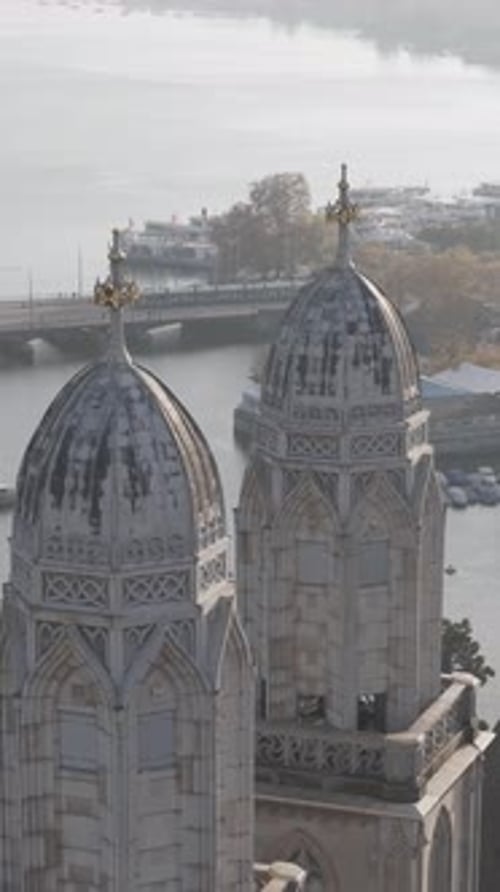 Vídeo aéreo entre Grossmünster e navios em Zurique Berkleeplatz, Lago de Zurique
