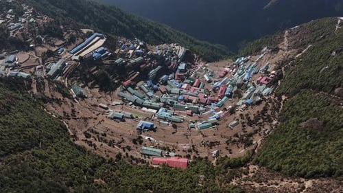 Vista aérea de un colorido pueblo enclavado en las montañas de Nepal que muestra lo tradicional