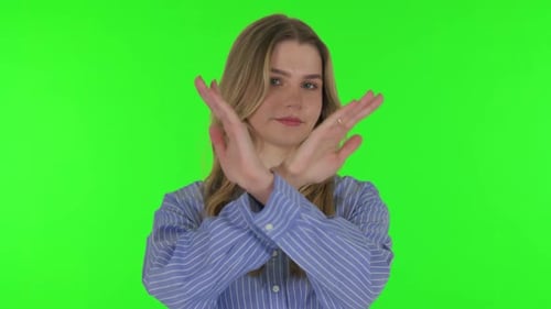 Ne pas aimer une jeune femme dans le déni sur fond vert
