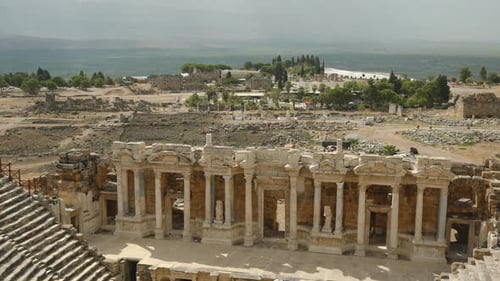 Die Ruinen von Hierapolis, das antike Amphitheater in der Türkei, ein Blick aus den obersten Reihen.