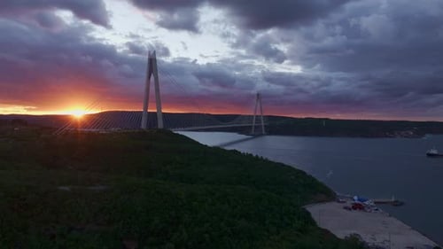 Vue aérienne du pont de Yavuz Sultan Selim au coucher du soleil, Turquie.