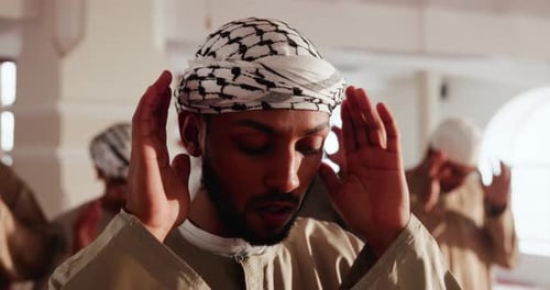 Kultur, Moschee und gemeinsames Gebet mit dem muslimischen Imam im Tempel für Glauben, Glauben oder Religion