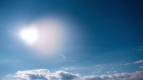 Nuages se déplaçant sous le soleil éclatant dans le ciel bleu Timelapse