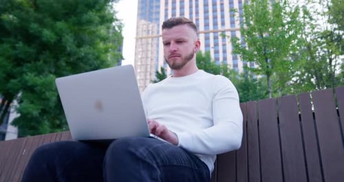 Geschäftsmann spielt Computerpark