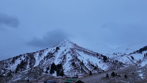 La perspective aérienne de la chaîne de montagnes Helmos en Grèce révèle un magnifique paysage de sommets enneigés 4K