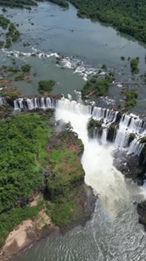 Vue aérienne des chutes d'Iguazu, site touristique de Foz do Iguacu, au Brésil et de Misiones, en Argentine.