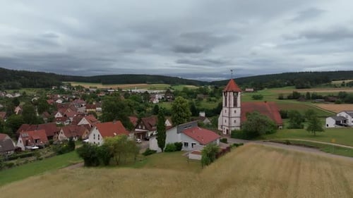 Retraite aérienne depuis une chapelle rurale allemande