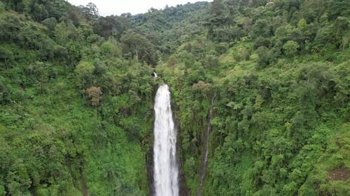 Cachoeira enorme em Materuni, Tanzânia