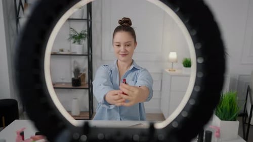 Influencer Bloguera de Belleza Probando Nuevos Cosméticos y Mostrando en Vídeo Tutorial A Una Mujer Joven Bonita