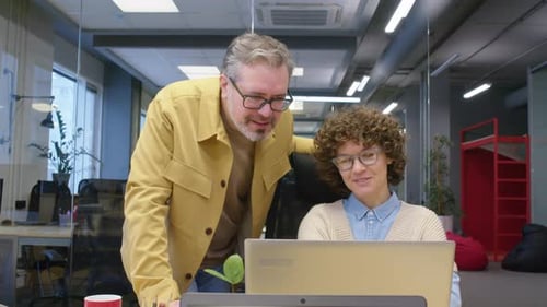 Fröhliche Mitarbeiter diskutieren Projekt im Büro