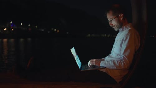 S'engager dans une atmosphère concentrée et professionnelle pendant le travail de nuit au bord de l'eau