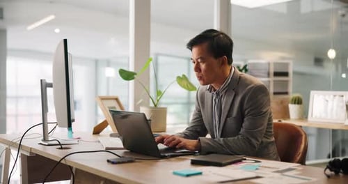 Homem corporativo, digitador e asiático com laptop, escritório e gerente de vendas com notas para o projeto