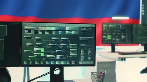 Salle de surveillance et de piratage avec un drapeau russe sur grand écran