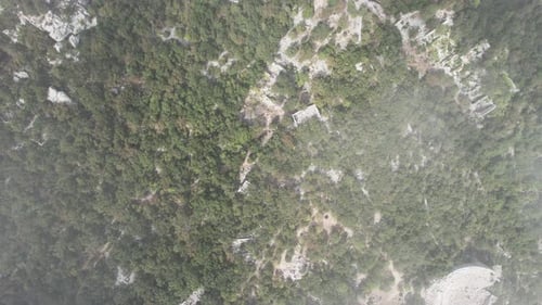 Un Zumbido aéreo de Cloudy Mountains disparó contra Thermessos, Antalya, Turquía