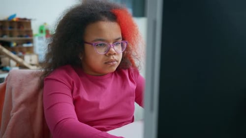 Junges Mädchen benutzt Computer zu Hause