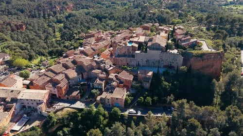 Roussillon dans la région du Luberon avec ses falaises rouges et ses paysages provençaux traditionnels