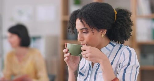 Kreativ, Kunst und eine Designerin trinkt Kaffee bei der Arbeit und denkt dabei über Inspiration nach