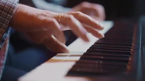 Músico toca el piano en un acogedor café durante una reunión vespertina