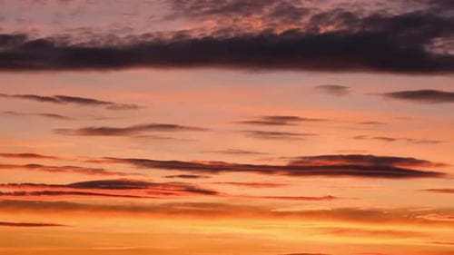 Orangeroter Sonnenuntergang mit schönen Wolken, Passage, Fliegenhimmel, Sonnenhintergrund
