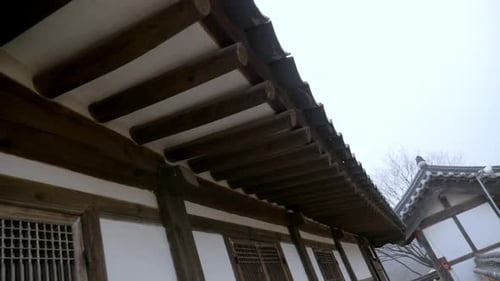 Gotas de água caindo do telhado da casa tradicional de Hanok, Seúl