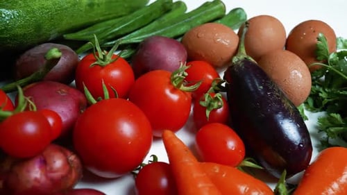 Assortiment de légumes frais sur fond blanc, un assortiment coloré de légumes frais