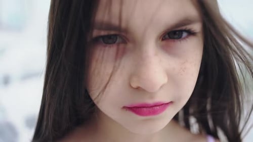 Retrato de una joven con una mirada tensa a la cámara El viento dispersa su cabello