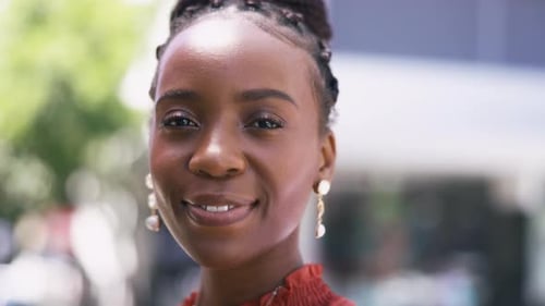 Rosto de mulher negra, sorriso e visão de perto de um jovem da Nigéria com felicidade ao ar livre