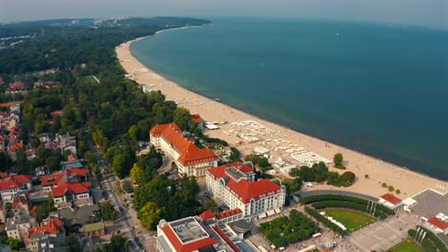 Vue aérienne d'un drone survolant la ville de Sopot en direction de la jetée de Monciak avec la mer Baltique en arrière-plan