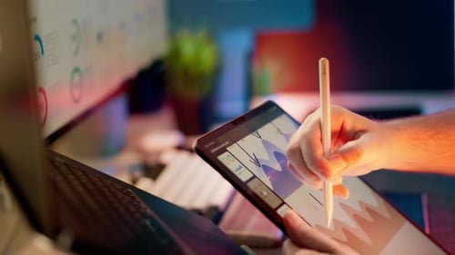 Tableta de análisis de datos digitales, espacio de trabajo de oficina moderno, monitor, pantalla, espacio para computadora