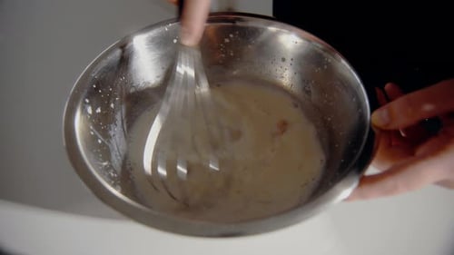 Junge Frau mischt Hefe und Milch für einen Kuchen in der heimischen Küche. Hausgemachtes Gebäck hautnah