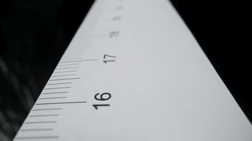 Bewegung entlang des Lineals, bei zwanzig Zentimetern anhalten und mit einem Bleistift markieren. Dolly.