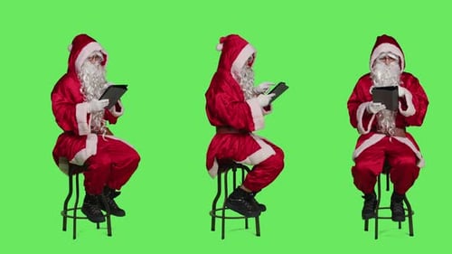 Papá Noel trabajando en una tableta digital