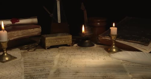 El lugar de trabajo de un antiguo compositor con metrónomo y diapasón