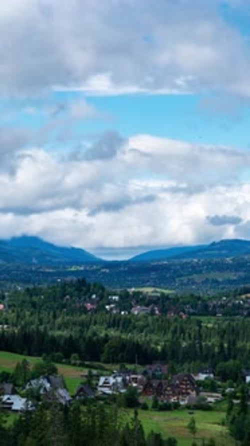 Timelapse du paysage nuageux diurne des montagnes frontalières entre la Slovaquie et la Pologne