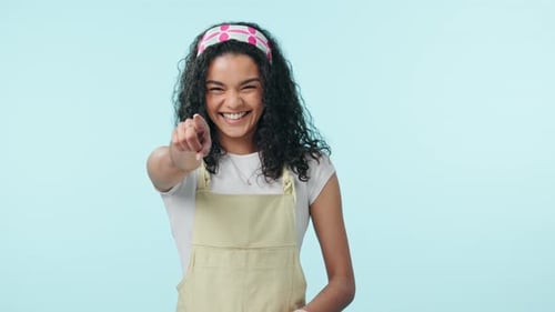 Glückliche Frau, zeigt mit Auswahl auf dich und ist begeistert von der Auswahl isoliert auf blauem Hintergrund