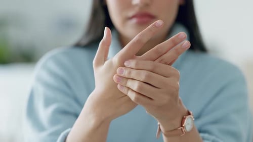 Gesundheit, Hand und Massage mit einer Frau, die an Händen- und Handgelenksschmerzen leidet