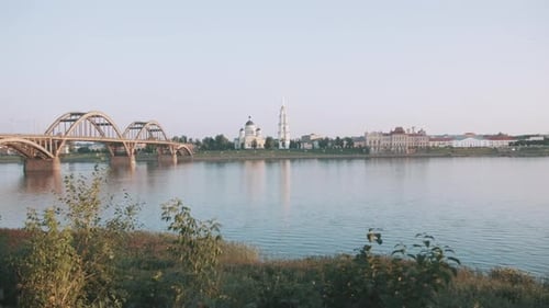 Schöne Brücke über den breiten Fluss