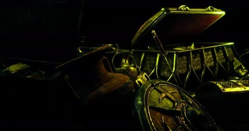 Coffres au trésor et objets anciens exposés dans une ambiance de faible luminosité