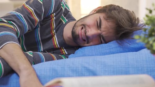 Jeune homme qui pleure dans sa chambre et est malheureux.