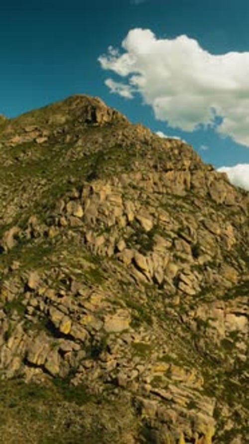Luftaufnahme des alten Berggipfels unter bewölktem Himmel