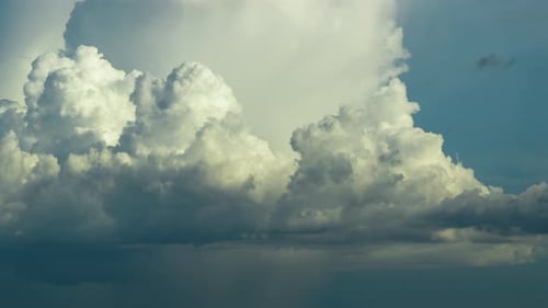 Time Lapse de tempo de nuvens brancas e fofas de cumulonimbus se formando antes da tempestade no verão, o céu azul se movendo
