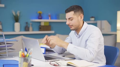 Portrait ambitieux et déterminé d'un homme travaillant à domicile.
