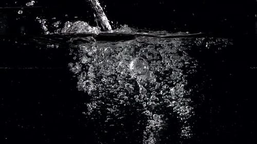 Super-Zeitlupenaufnahme von Wasserspritzer gegen Schwarz