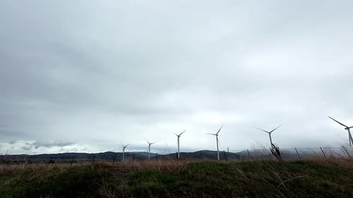 Windkraftanlage, Betrieb zur Erzeugung sauberer, grüner Energie, bewölkter, windiger Tag