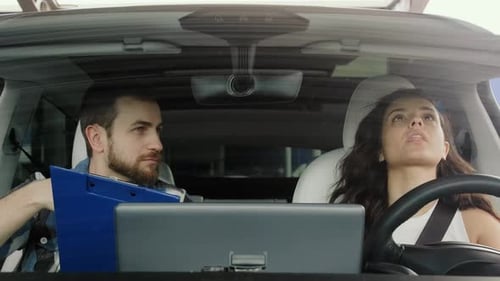 Instructor de conducción muestra los resultados de las pruebas para Lady in the Car Cámara lenta